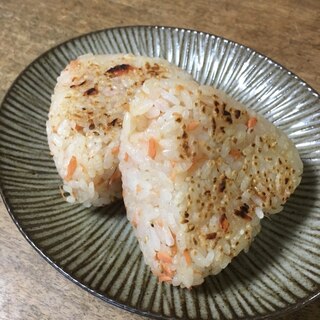 シャケフレークで焼きおにぎり